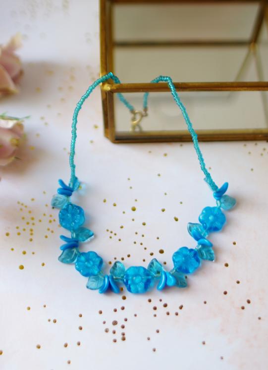 collier perles en verre bleu années 60